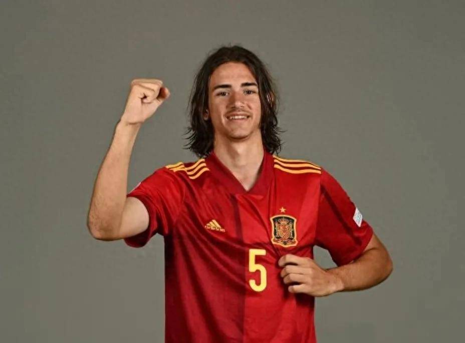 关于集结日埃因霍温回应争议：荷甲节点到来；气氛紧张；年轻球员得到机会的信息